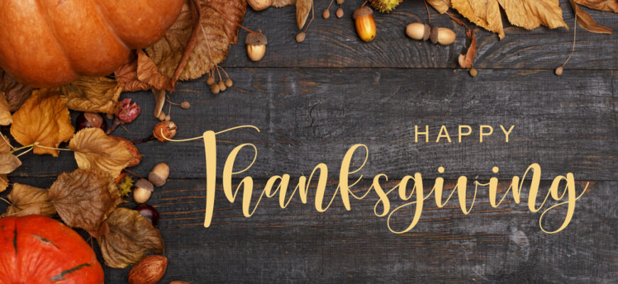 Thanksgiving,Greetings.,Pumpkins,And,Dry,Leaves,On,A,Dark,Wooden