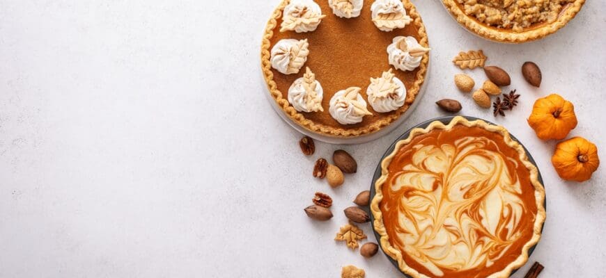 Traditional,Thanksgiving,Pies,With,Pumpkin,Pie,In,The,Middle,Overhead