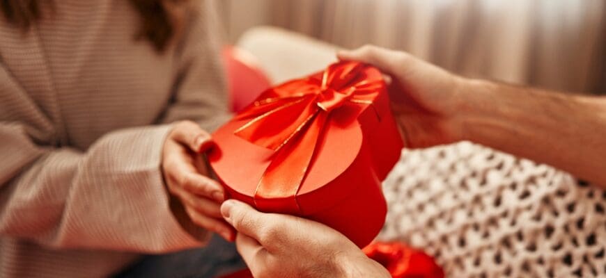 Happy,Valentine's,Day.,Young,Couple,In,Love,Exchanging,Gifts,While